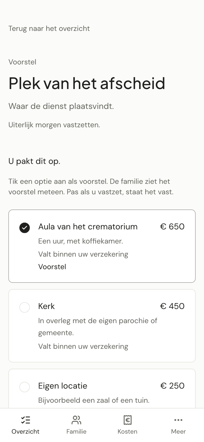Eén onderdeel op een telefoon: de opties met prijs, wat binnen de verzekering valt, en het voorstel.